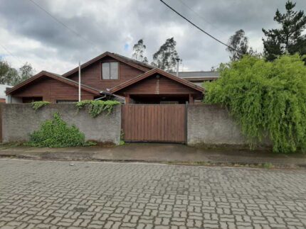 Fachada de amplia casa en venta con cierre perimetral en Villa Yalu, Lautaro