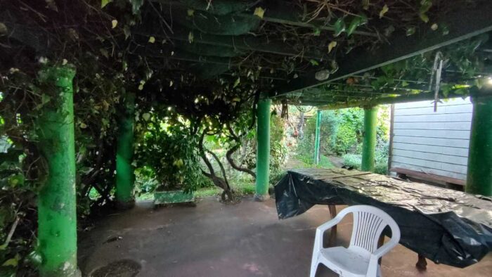 Bellos jardines y pérgola de la casa histórica de Jorge Teillier en Lautaro, Región de la Araucanía