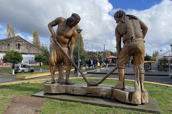 Estatuas madera Nueva Imperial