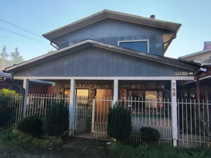 Casa en Villa Yalu Lautaro de 4 dormitorios con cerco perimetral y portón metálico