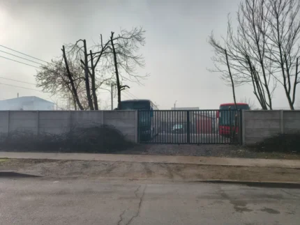 Sitio comercial en Lautaro con cierre perimetral y portón metálico