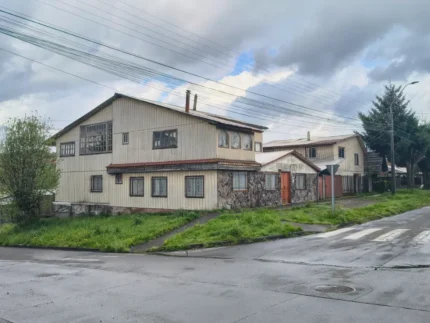 Propiedad en venta en Curacautín con 2 casas y 13 dormitorios en esquina Sargento Aldea