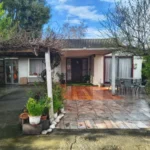 casa en venta con 4 dormitorios y antejardín