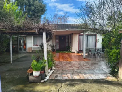 casa en venta con 4 dormitorios y antejardín